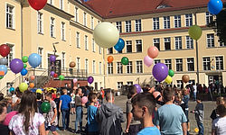 1. Schultag 2017/2018: Luftballonaktion mit der neuen 5. und den neuen 7. Klassen